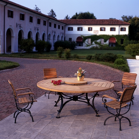 Tables et chaises de jardin en bois